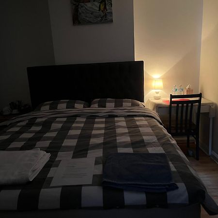 Large Double Bedroom With Free On Site Parking Kingston upon Thames  Buitenkant foto