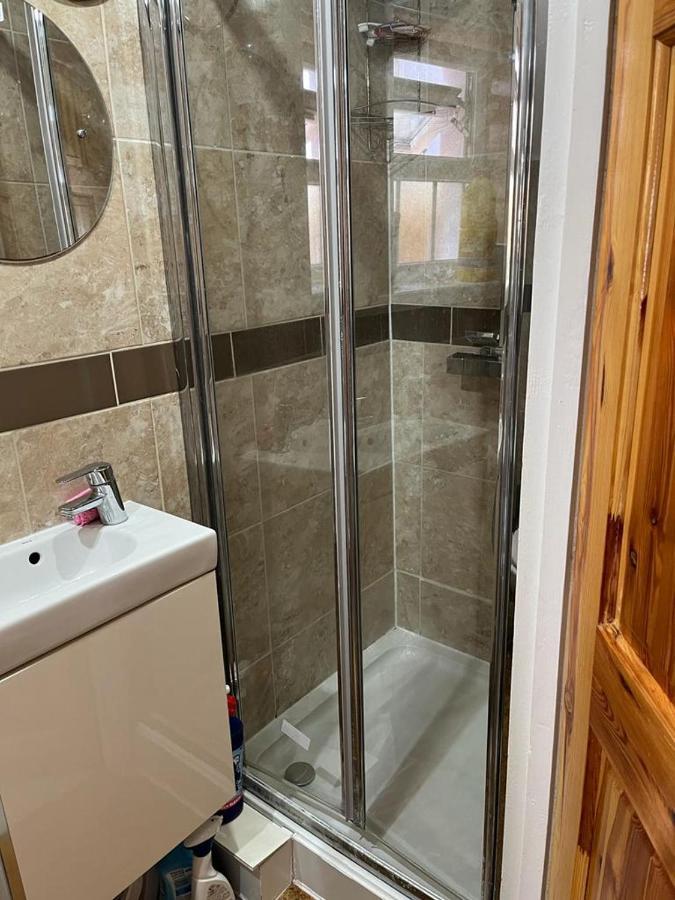 Large Double Bedroom With Free On Site Parking Kingston upon Thames  Buitenkant foto