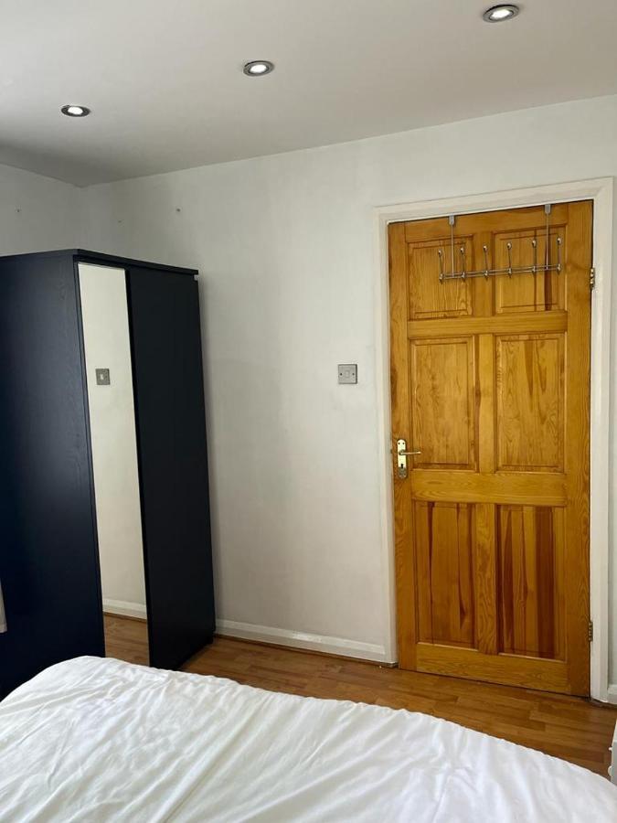 Large Double Bedroom With Free On Site Parking Kingston upon Thames  Buitenkant foto