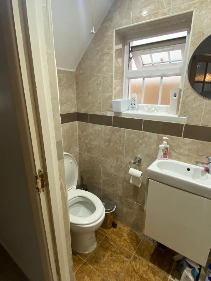 Large Double Bedroom With Free On Site Parking Kingston upon Thames  Buitenkant foto