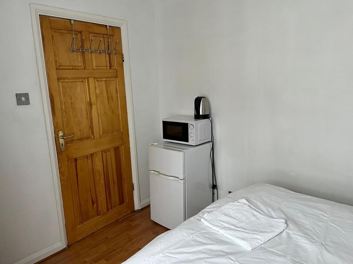 Large Double Bedroom With Free On Site Parking Kingston upon Thames  Buitenkant foto