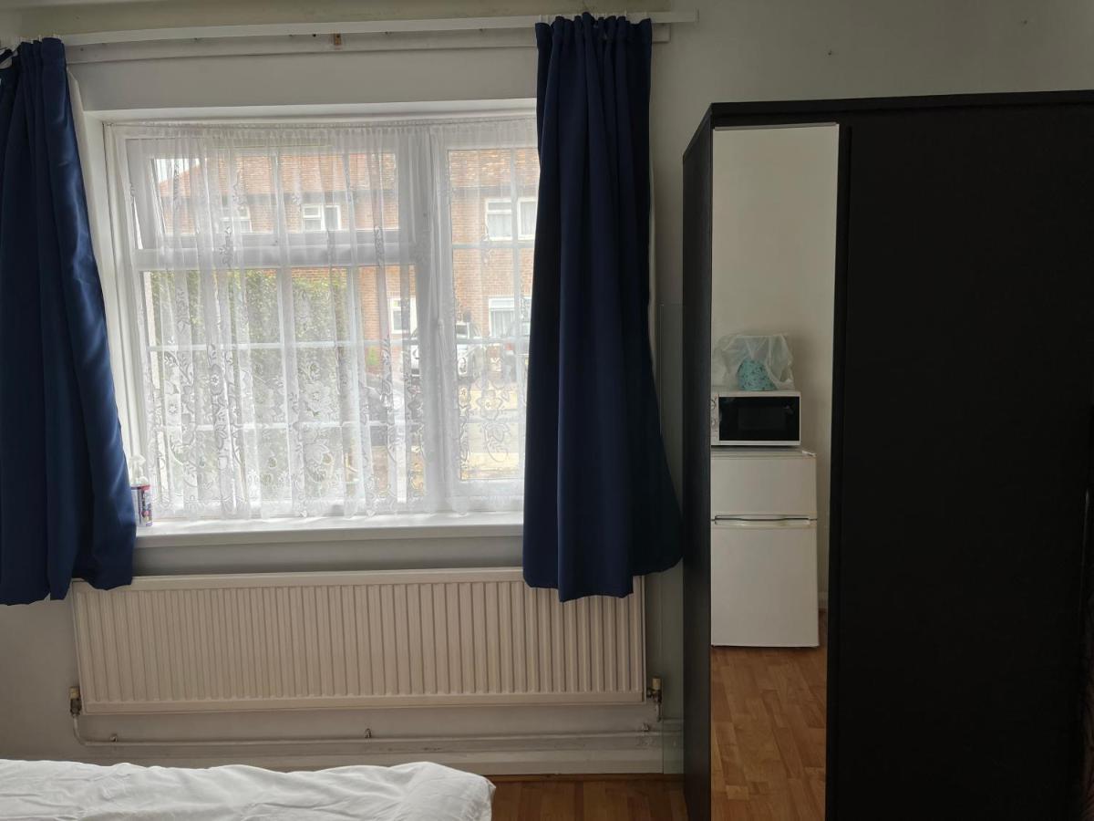 Large Double Bedroom With Free On Site Parking Kingston upon Thames  Buitenkant foto