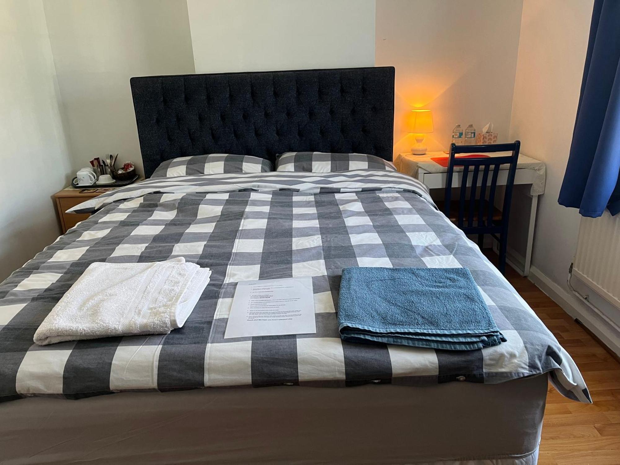 Large Double Bedroom With Free On Site Parking Kingston upon Thames  Buitenkant foto